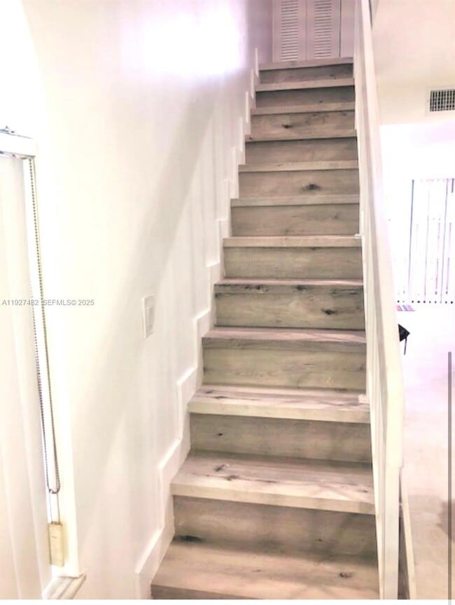 Building Photo - 920 SW 7th Ave