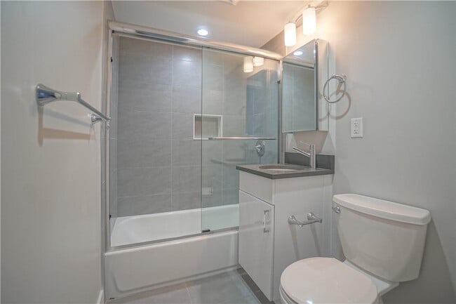 Building Photo - 640 NE 7th Ave