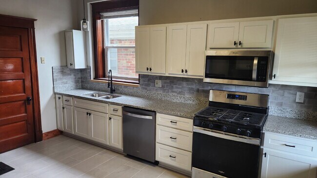Building Photo - "Spacious 5-Bedroom Gem with 2 Full Baths in St. Louis – Your Ideal Family Home Awaits!"