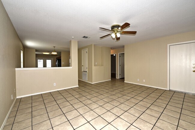 Building Photo - GREAT LOCATION: 1604 & SHAENFIELD | 3 BEDS | 2 BATHS | MOVE IN READY