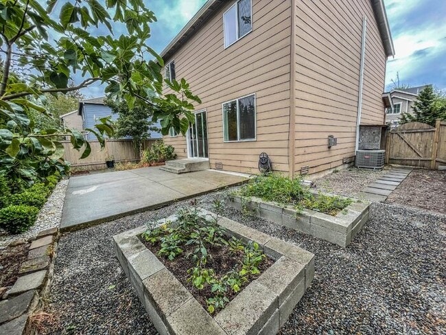 Building Photo - 3 Bed 2.5 Bath 2 Car Garage 1493sf Low maintenance yards. Prime Location.