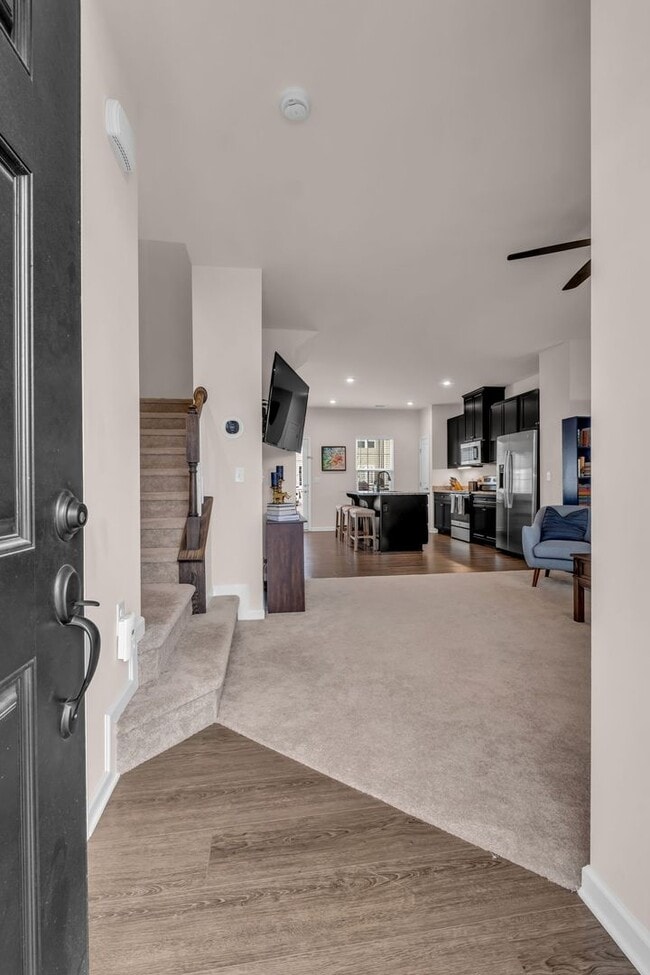 Building Photo - 3 BED 2.5 BATH TOWNHOME WALKING DISTANCE TO LEBANON SQUARE!