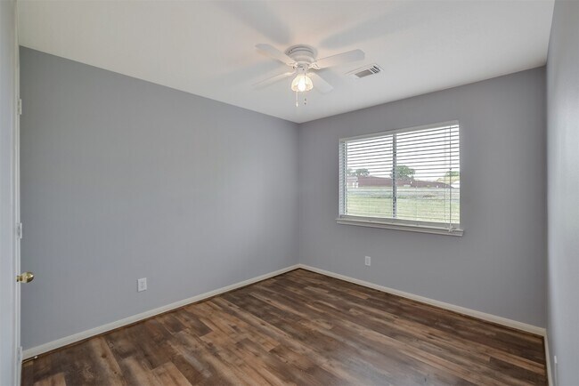 Building Photo - 855 Lake View Dr