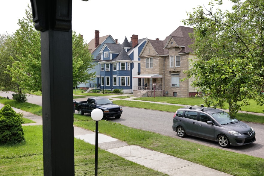 Building Photo - 266 King St