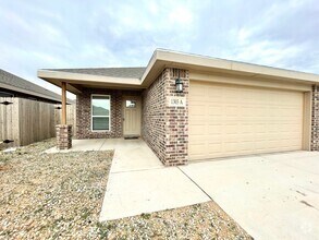 Building Photo - 3 bed 2 bath