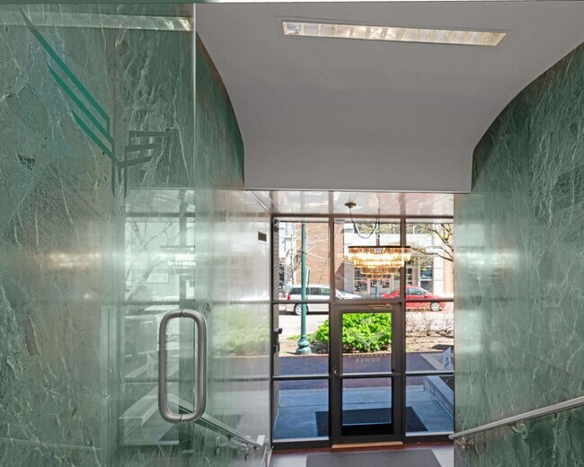 Building Photo - Enjoy The View