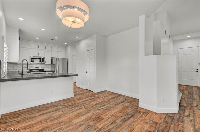 Building Photo - 10544 Allthorn Ave