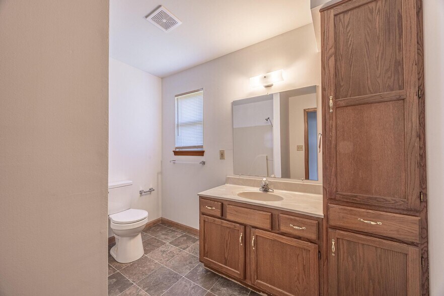 Building Photo - 10896 Oak Blvd