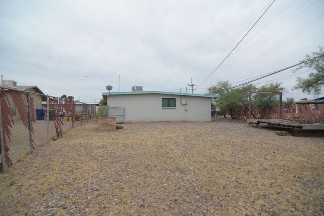 Building Photo - Charming 4 Bedroom 2 Bath House! South Tucson Location! Close to the 1-19!