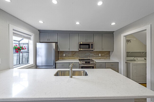 Building Photo - 1500 Sandy Springs Rd
