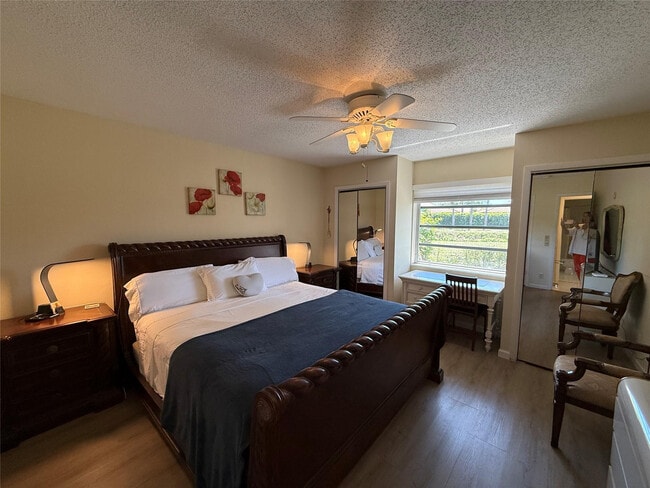 Building Photo - 8540 Chevy Chase Dr