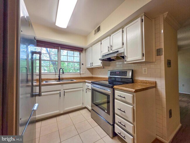 Building Photo - 7758 New Providence Dr