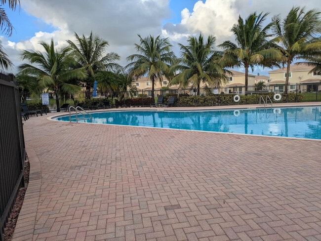 Building Photo - 9073 Plymouth Pl