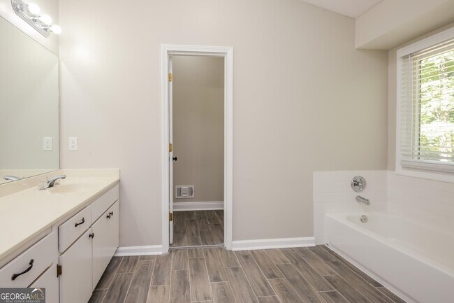 Building Photo - 1255 Taramore Dr