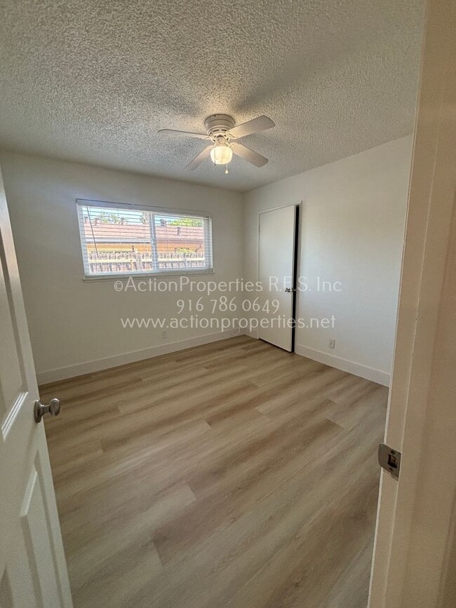 Building Photo - 2 Bedroom Duplex, all new, Central Heat an...