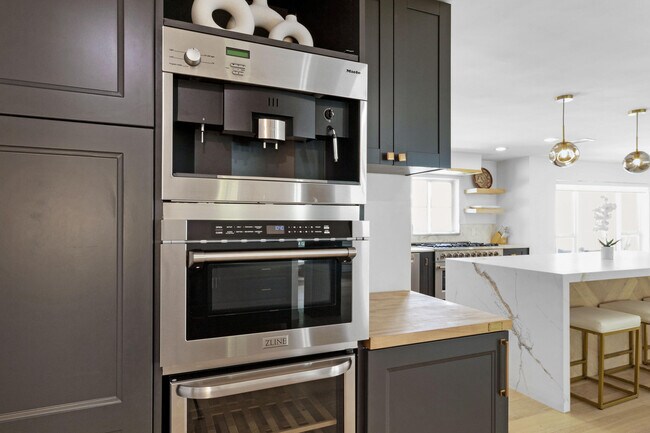 Building Photo - 2862 NE 35th Ct