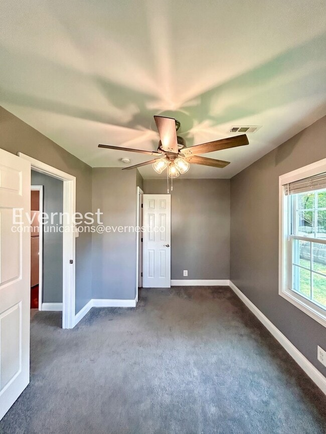 Building Photo - 2 Bed, 1 Bath Home with Off-Street Parking / Pet-Friendly / Available Now!
