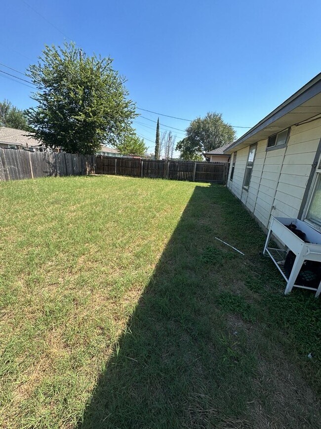 Building Photo - AVAILABLE NOW!