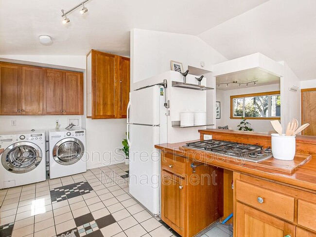 Building Photo - 1066 NE Madrona St