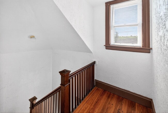 Building Photo - 565 Academy Ave