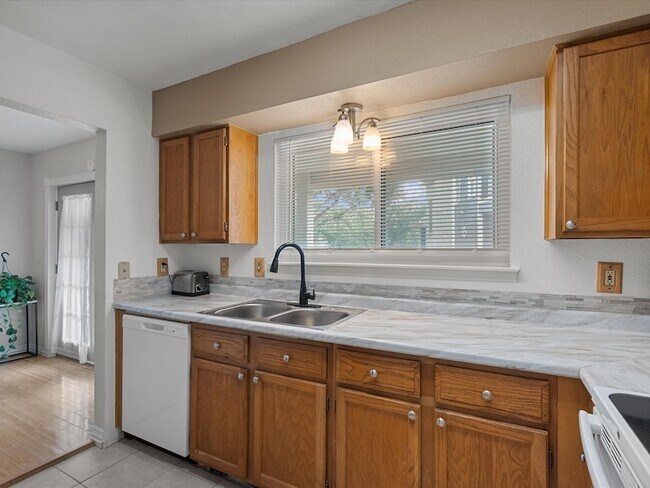 Building Photo - 18515 Egret Bay Blvd