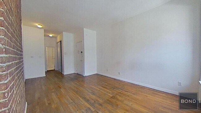 Building Photo - 212 E 85th St