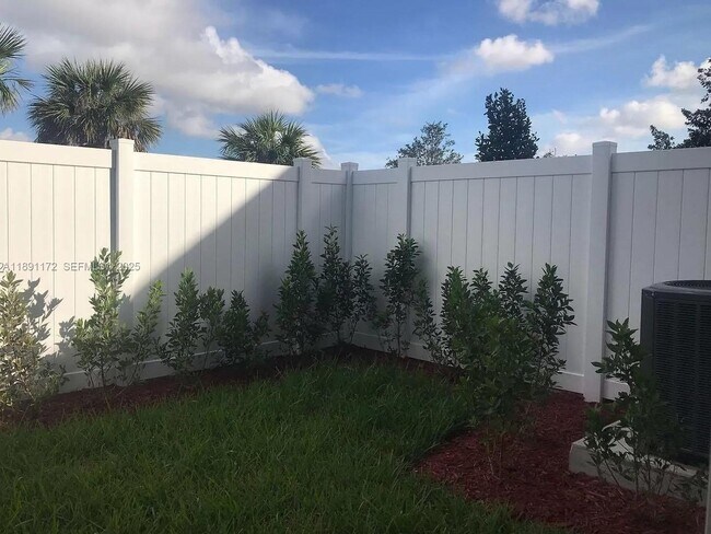 Building Photo - 10401 W 32nd Ln