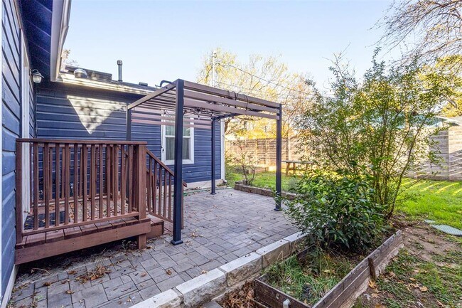 Building Photo - 713 E 45th St