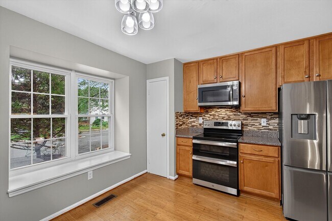 Building Photo - 8346 Stationhouse Ct