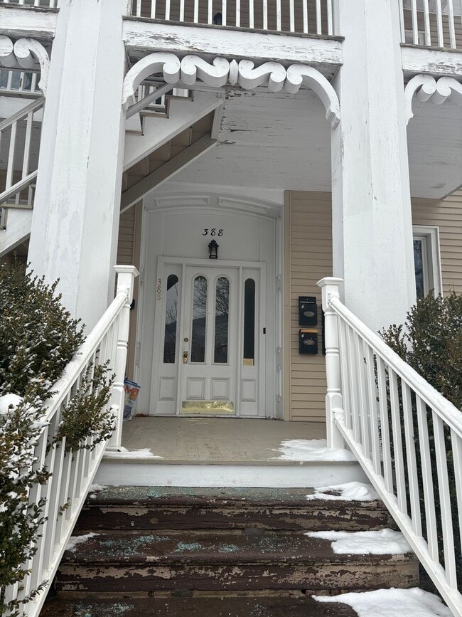 Building Photo - Centrally located 1 bedroom unit, flexible rental terms, partially furnished