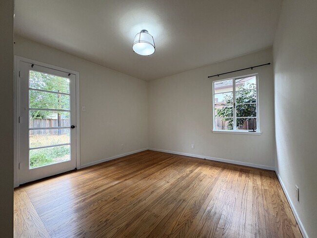 Building Photo - Charming 3-Bedroom Home on Embarcadero Road