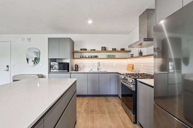 Building Photo - 1422 Tamarind Ave