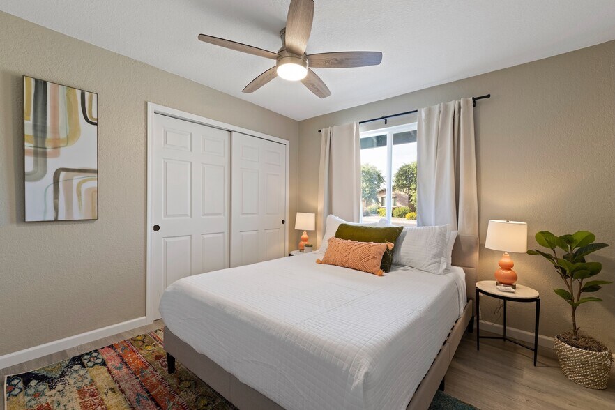 Queen Bedroom 1 - 4445 E Sharon Dr