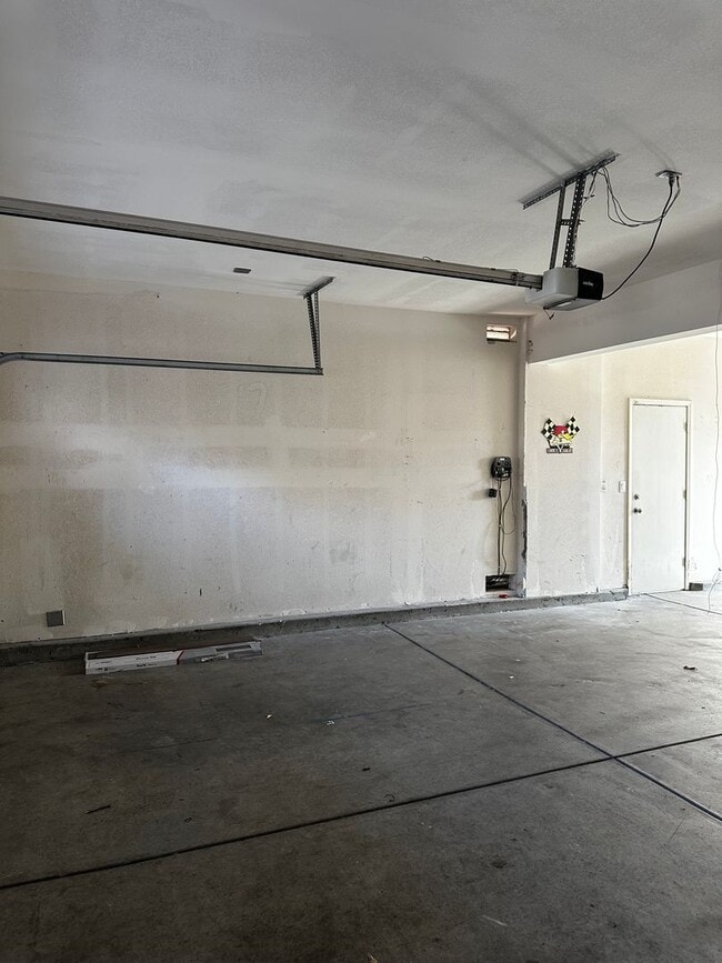 Building Photo - Near Tracy Sports Complex, $500.00 off the first full months rent with possession by 2/1/2026
