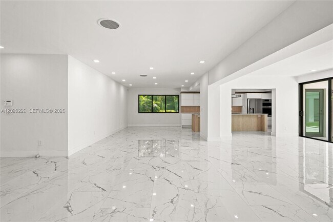Building Photo - 112 E 1st Ct