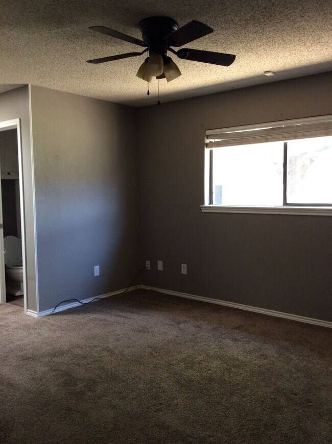 Building Photo - Beautiful 3/2/2 Home Available August!