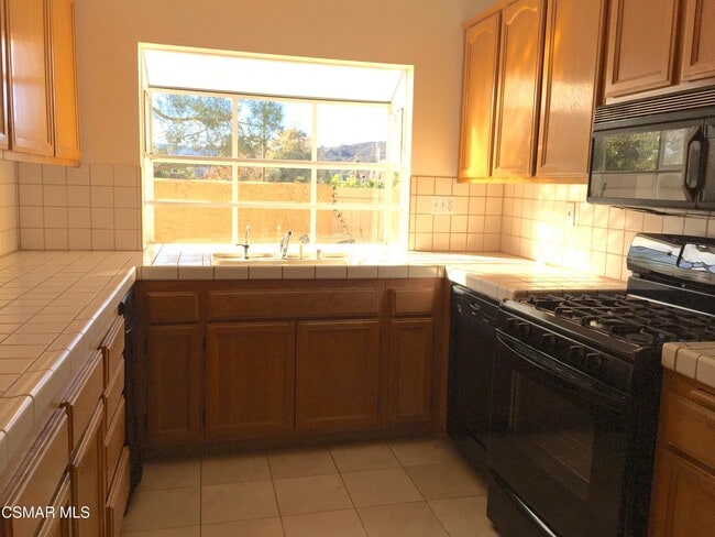 Building Photo - 3087 E Hillcrest Dr