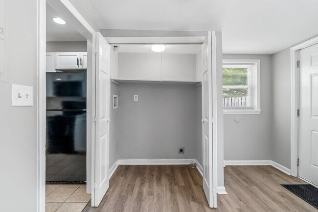 Building Photo - Updated Home with Hardwood Floors, LR & De...