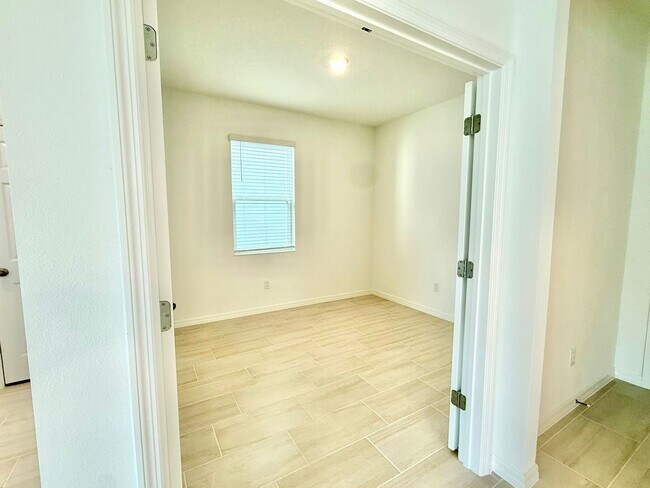 Building Photo - Step into style – Lease this 4Bed gem in D...