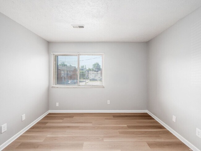 Building Photo - 105 W 8th Ave