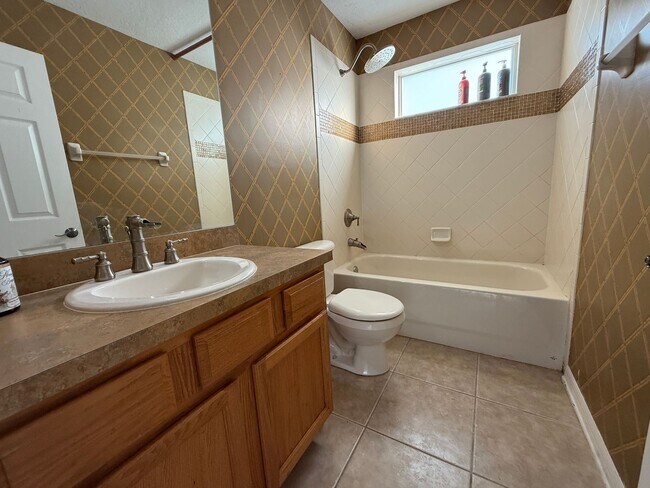 Building Photo - 5 BEDROOM HOUSE WITH PRIVATE POOL AND LAKE...