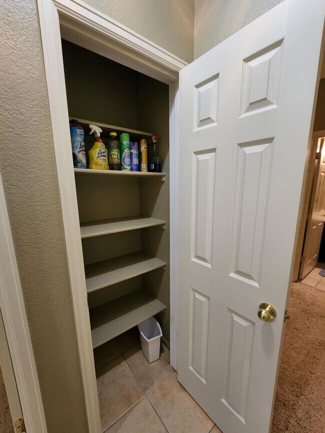 Building Photo - 2 Bed 2 Bath Condo With Balcony!