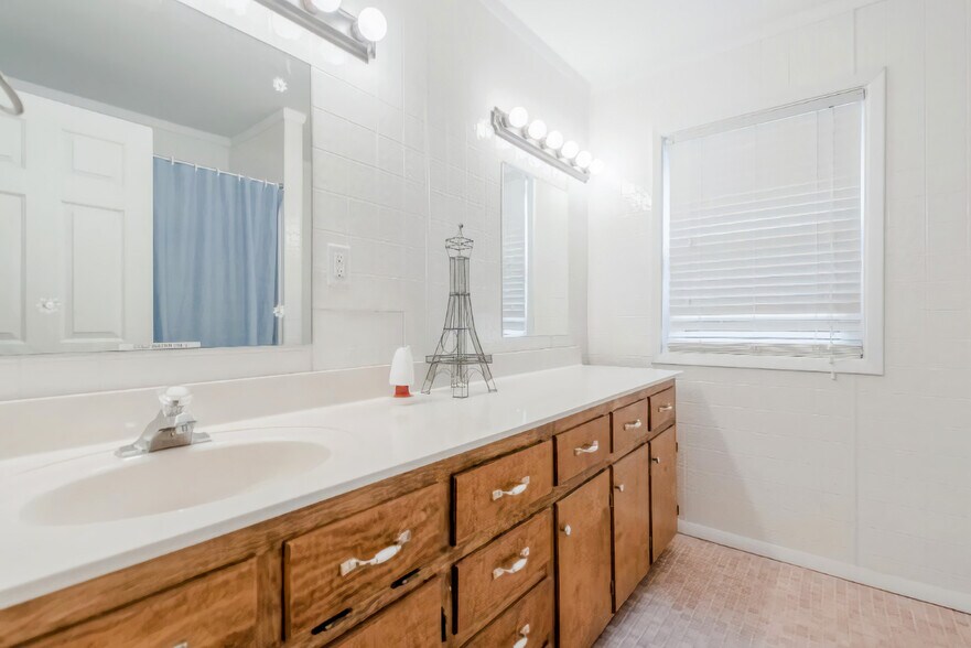 Building Photo - 2157 Hilton Dr