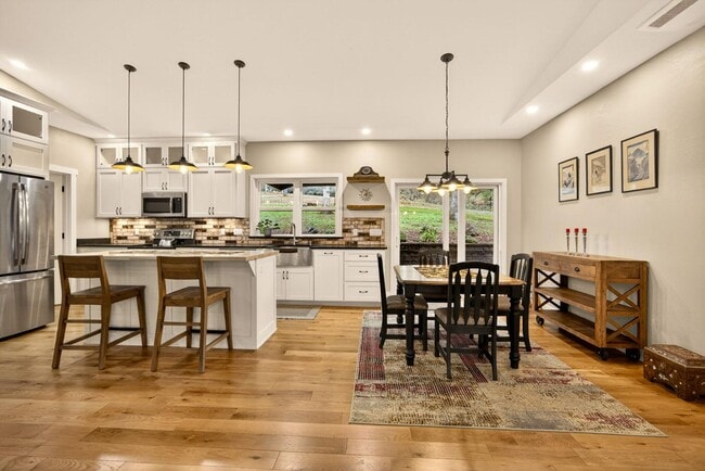 Building Photo - 860 Humbug Creek Rd