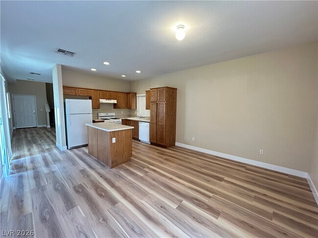 Building Photo - 3533 Terraza Mar Ave