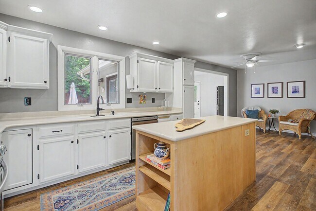 Building Photo - Peaceful Ranch Retreat with 4 Spacious Bedrooms!!