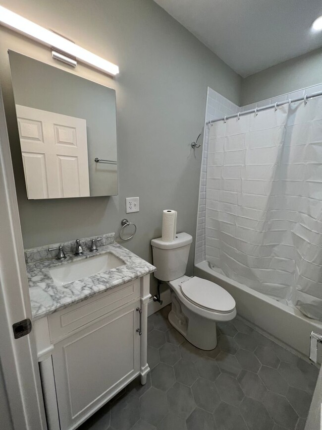 Building Photo - Large 2 Bedrooms Plus a Bonus Room. 2 Full...