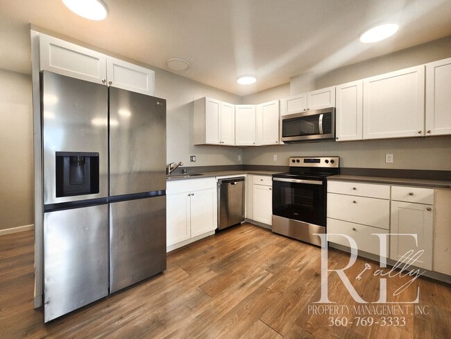 Building Photo - Quality Remodeled 2-Bed in Prime Location