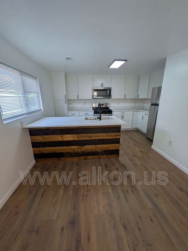 Building Photo - 949 Perry Hwy