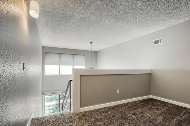 Building Photo - 2 Bedroom condo  with a loft in Littleton